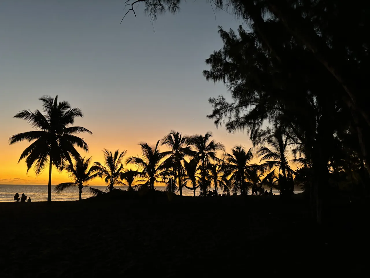 La plage d'étang-salé au coucher de soleil
